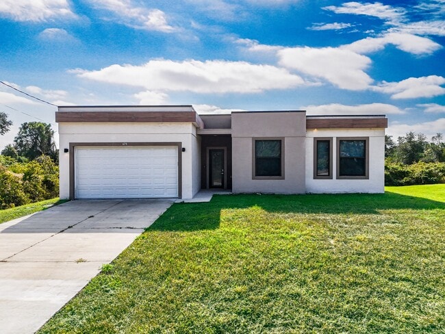 Photo - 679 Windermere Dr House