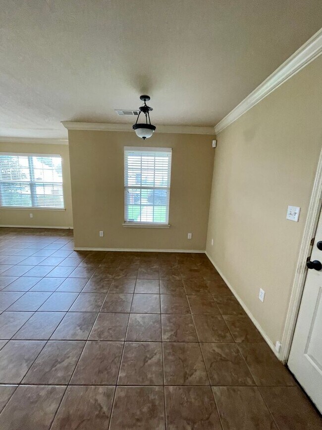 Building Photo - RENT READY 4/16!  3 Bed 2.5 Bath 2 Story T...
