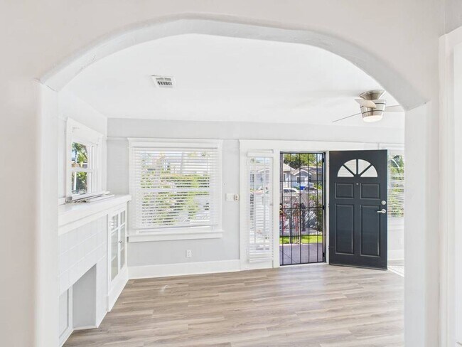 Foto del edificio - Now Leasing: Private Cottage at The Gardens on Bancroft – Full of Vintage Charm!