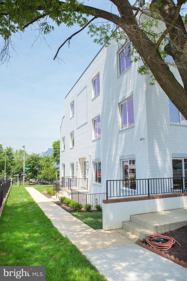 Building Photo - 1701 Trinidad Ave NE