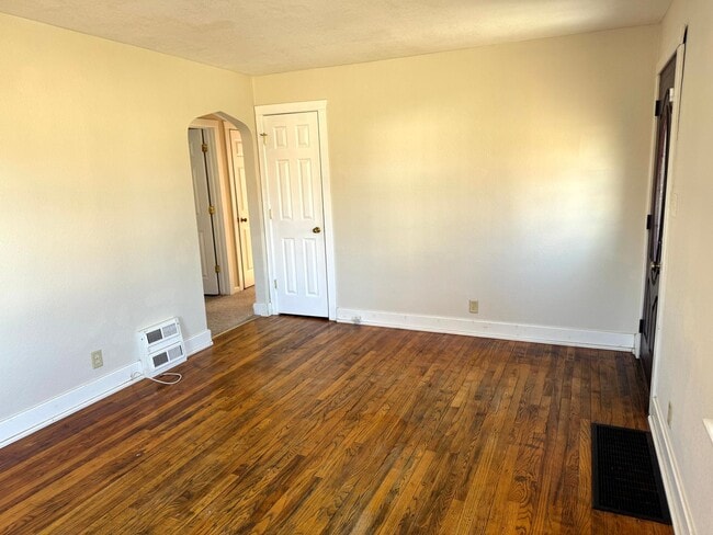 Building Photo - 3 bedroom Kenosha cape cod