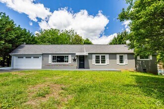 Building Photo - 1011 N Dogwood Ln