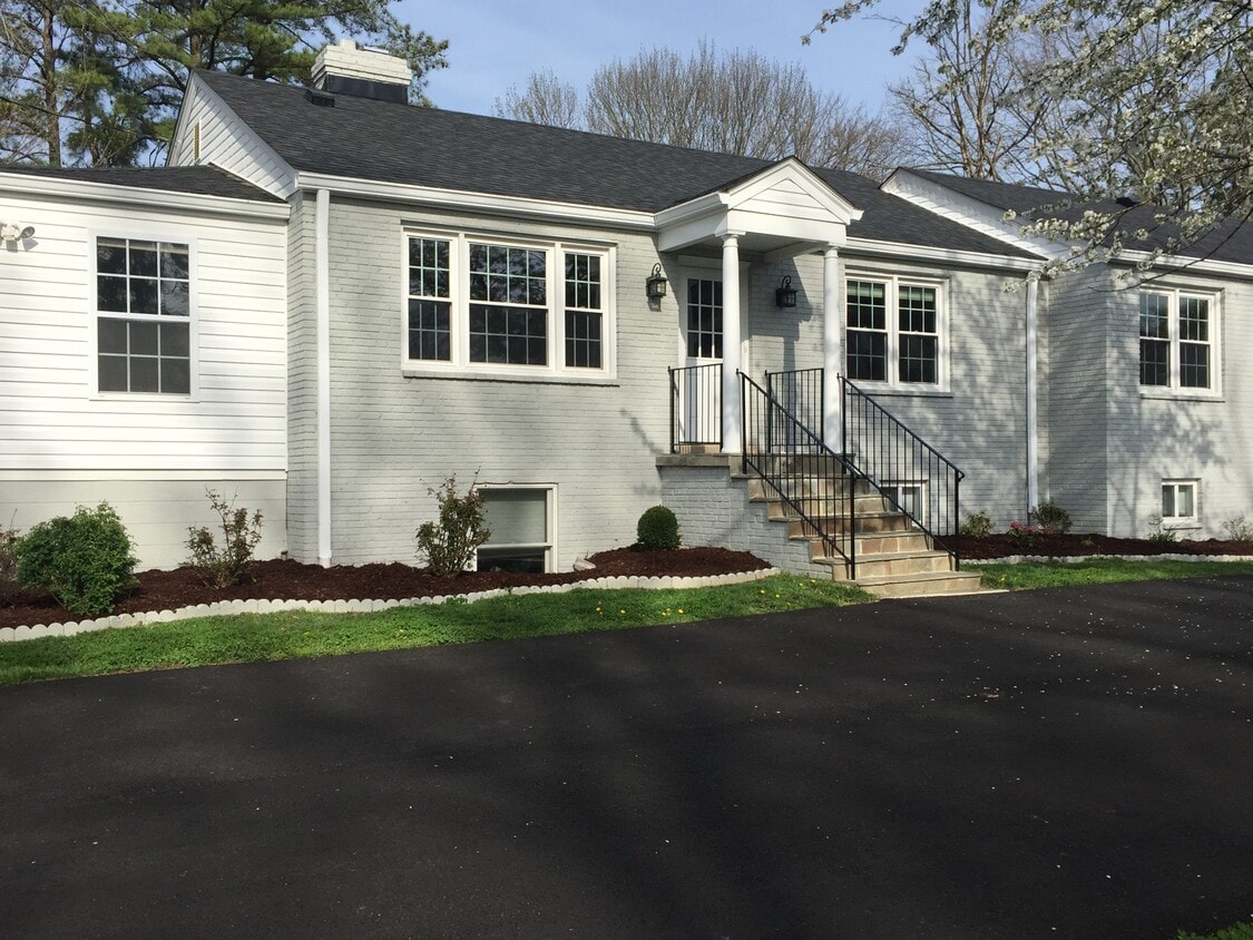 Photo - 2177 Chain Bridge Rd (Vienna, VA)