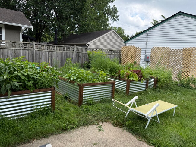 Building Photo - 2334 Brewster St