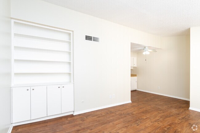 1 habitación, 1 baño, 750 pies cuadrados, sala de estar - Cliff Dwellers