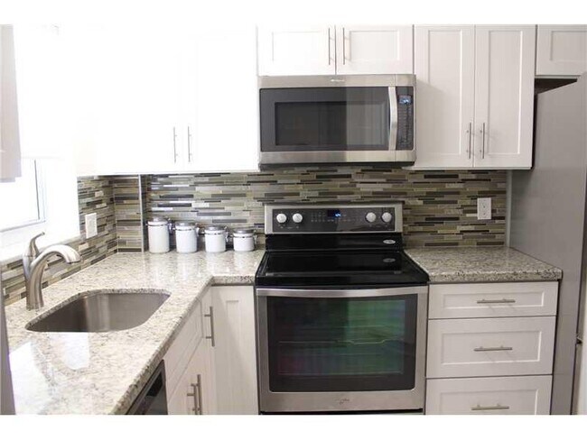 Building Photo - 1161 Hillsboro Mile