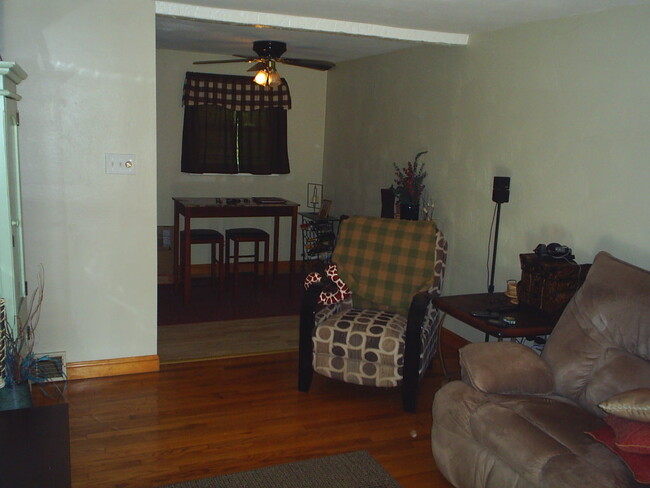 Foto del edificio - 3 BEDROOM, 1.5 BATH IN PENN HILLS - MOVE-I...