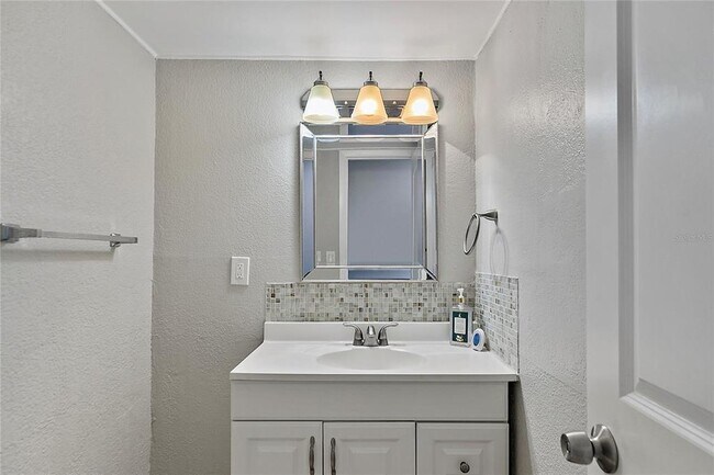 Foto del edificio - 6345 Newtown Cir