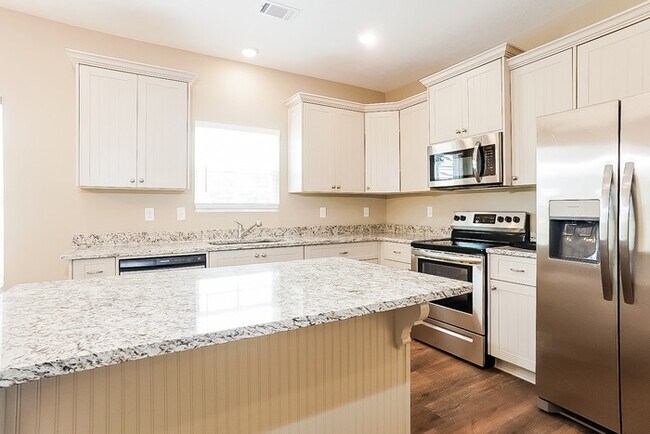 Building Photo - Great 4 Bedroom Floorplan
