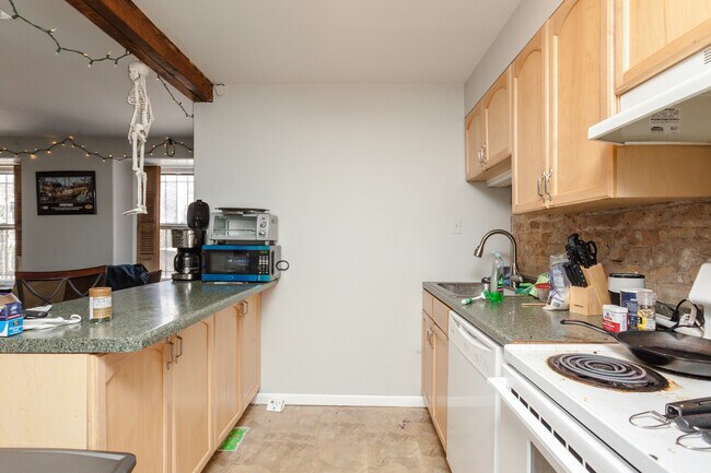Foto del edificio - 2112 N Bissell St