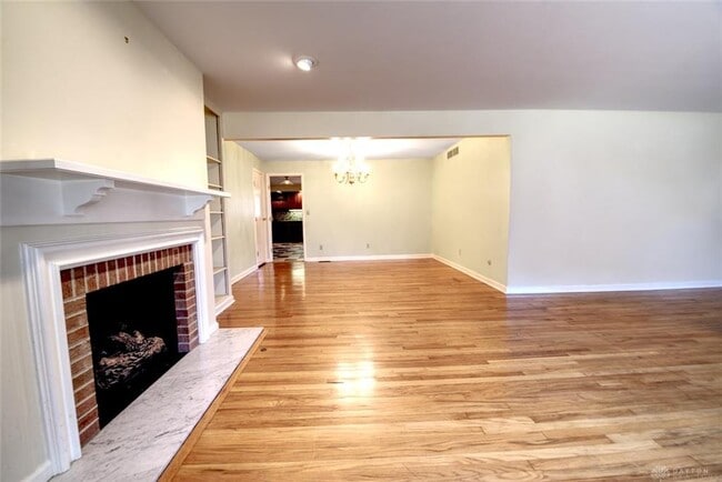 Building Photo - 121 E Schantz Ave