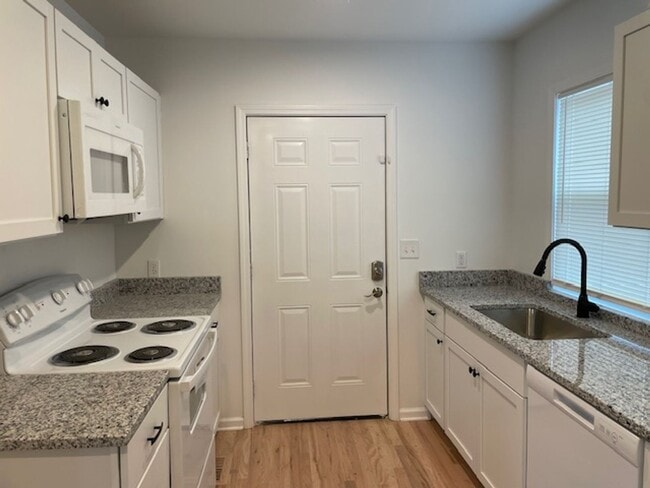 Foto del edificio - FULLY RENOVATED 3bd/1.5 bath HOME!!