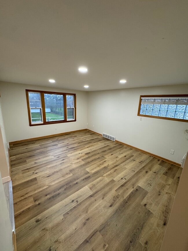 Building Photo - 343 Homecrest Dr