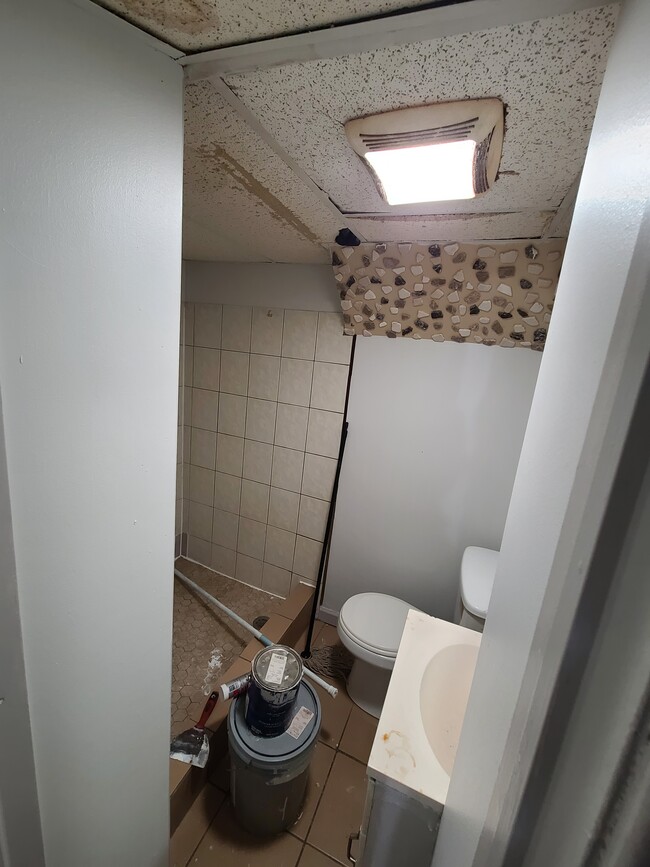 Basement studio bathroom - 3947 Claridge St