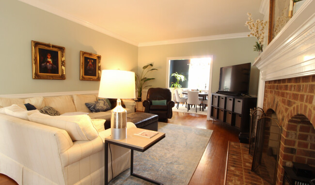 Building Photo - APPLICATION RECEIVED! Super Spacious & Ele...