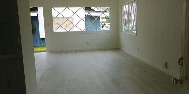Living Room/ front entry - 25217 Loytan St