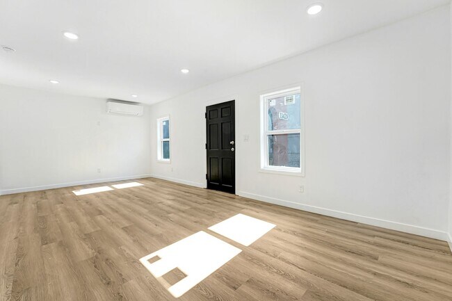 Foto del edificio - Newly Remodeled 1 Bedroom / 1 Bath with IN-UNIT Laundry in the Heart of Hollywood!