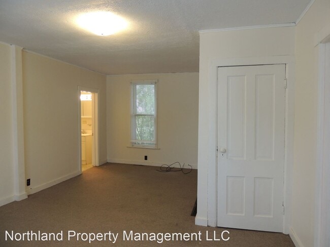 Building Photo - 3 br, 1 bath House - 312 Railroad Avenue