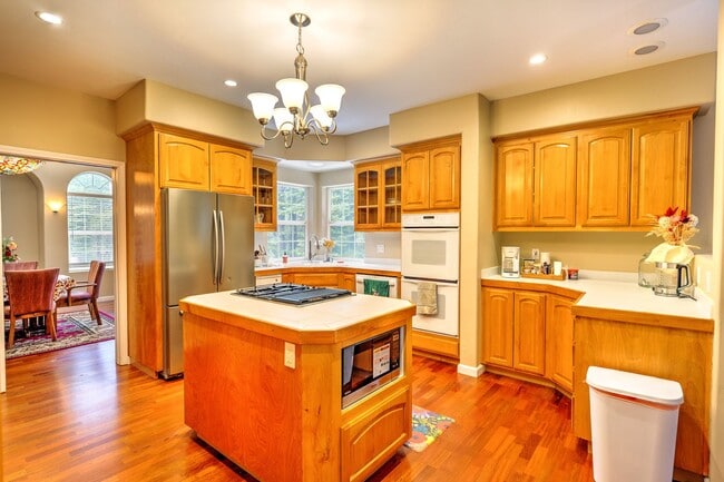 Foto del edificio - Large mountain home with 2 car garage and fenced in back yard.