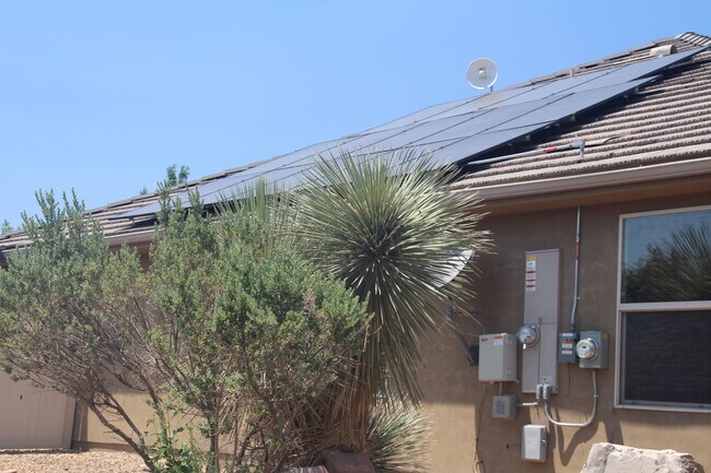 Foto del edificio - 4 Bedroom 2 Car Garage W/Solar (Save $$$)