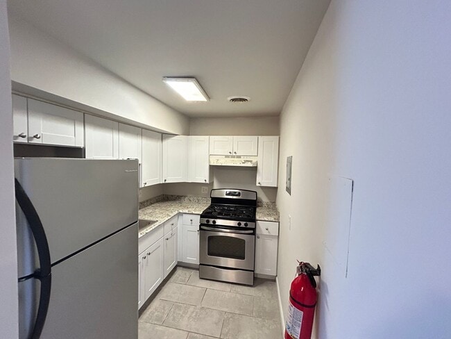 Building Photo - Renovated 1 bdrm, 1 bath Apt