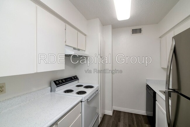 Building Photo - 7060 Glenview Dr