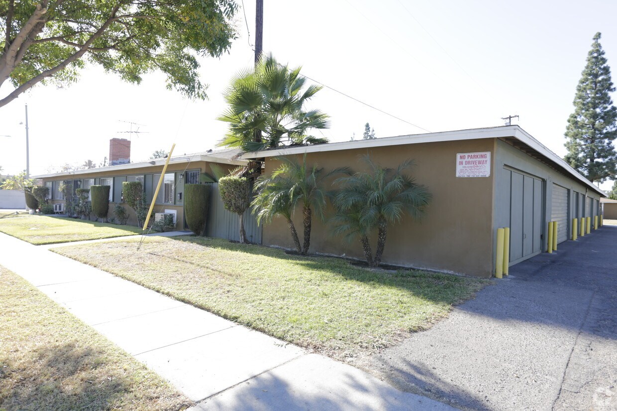 Primary Photo - 2141 S Camino St