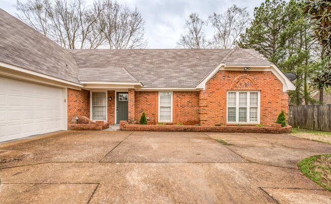 Building Photo - Style, Space, and Convenience in the Heart...