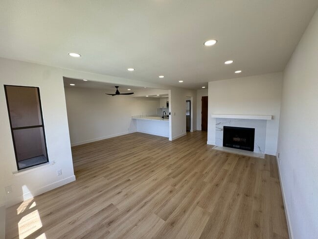 Building Photo - 465 Fathom Dr
