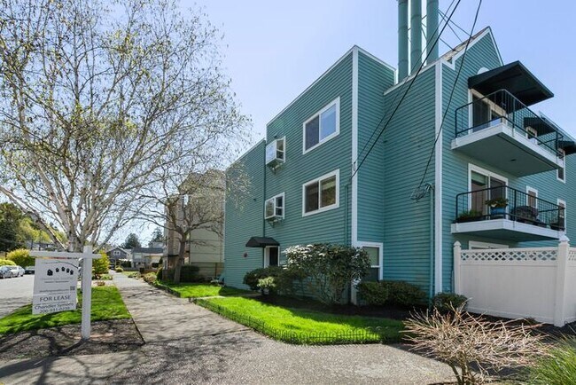 Foto del edificio - Beautifully Remodeled Top Floor Alki Condo with Views!