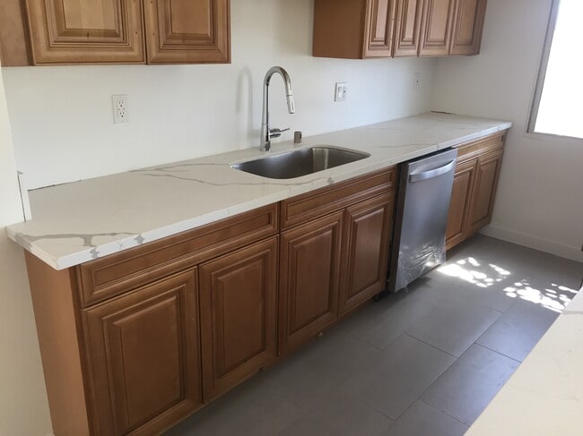 Building Photo - 954 S Barrington Ave