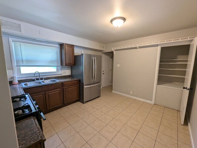 Foto del edificio - 1451 Widefields Ln