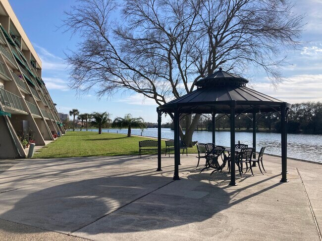 Green space and gazebo off Bayou st St John. U can fish or launch your kayak from here - 4000 Davey St