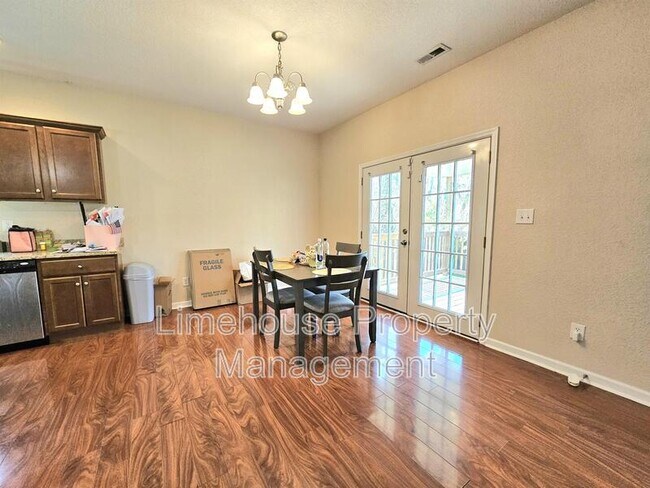 Building Photo - 2807 Villa Cir