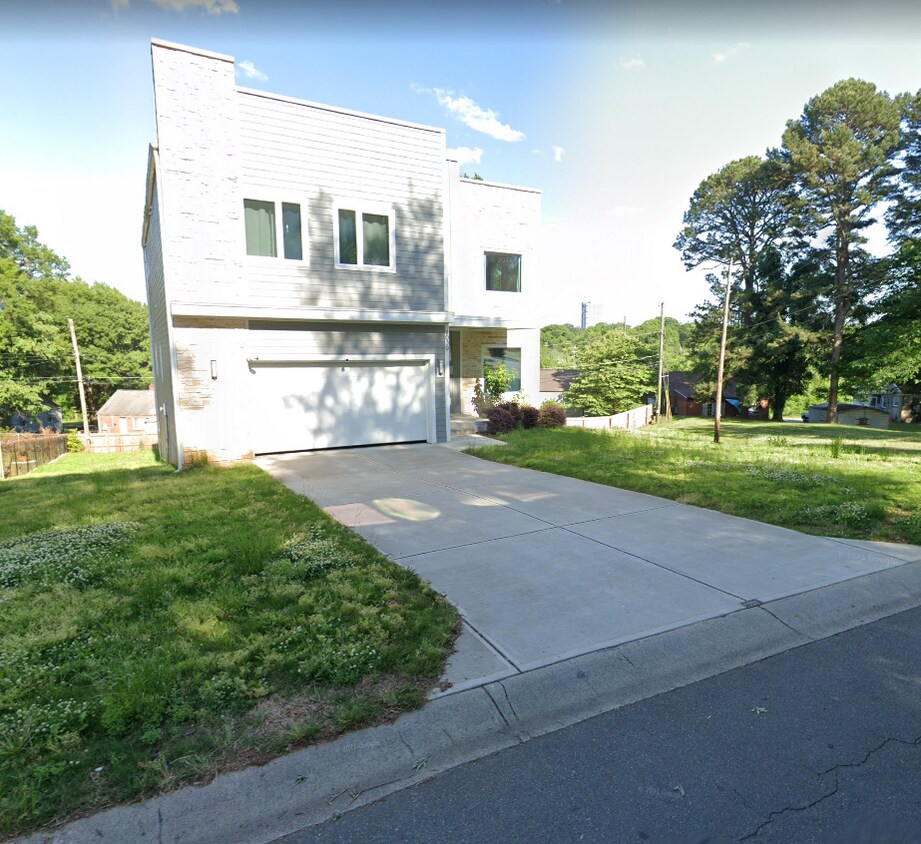 Primary Photo - 2039 Cartier Way