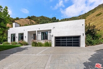 Building Photo - 1739 San Ysidro Dr