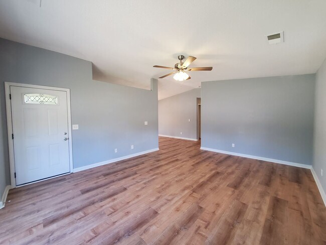 Building Photo - Modern 4 Bedroom House in West Redding Com...