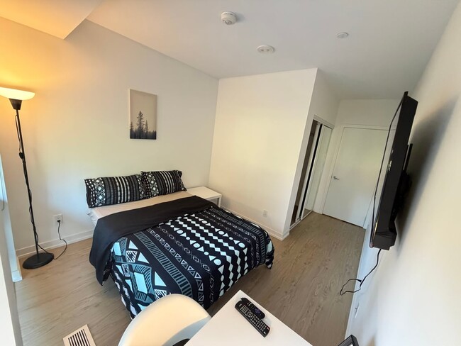 Building Photo - Deluxe Room - Church St & Wood St