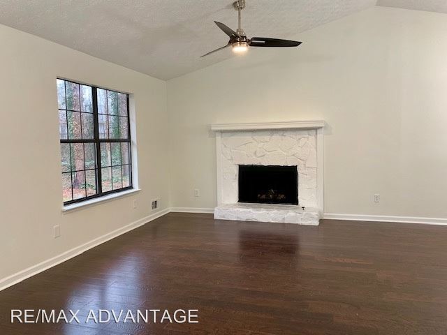 Building Photo - 3 br, 2.5 bath House - 7813 Sugarland Dr.