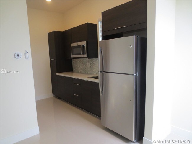 Foto del edificio - 6681 NW 104th Ave