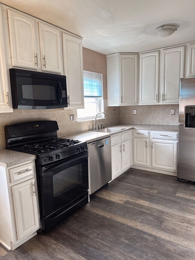 Foto del edificio - 4038 Lyman Dr