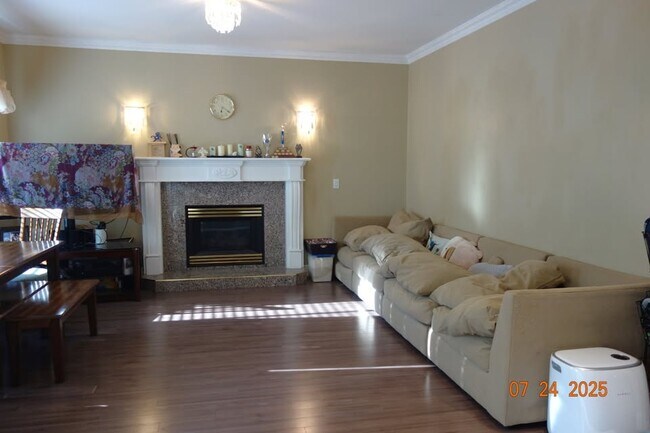 Building Photo - 3156 Silverthrone Dr