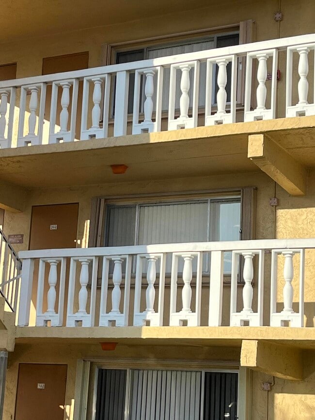 Foto del edificio - 500 Village Green Ct