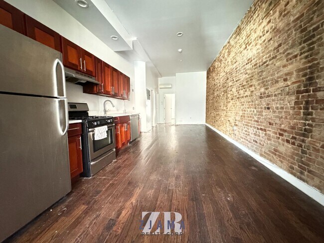 Foto del edificio - 308 Tompkins Ave