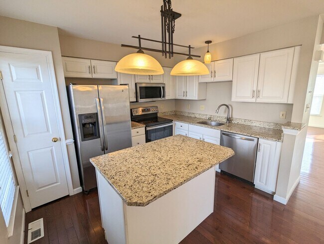 Foto del edificio - Beautiful 3 Bedroom 2.5 Bathroom Townhouse...