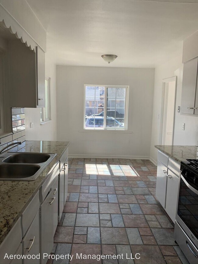 Building Photo - 5 br, 2 bath Apartment - 1429 W Dakota Ave