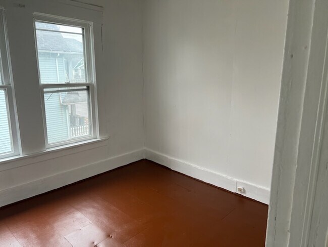 Building Photo - 719 E 127th St