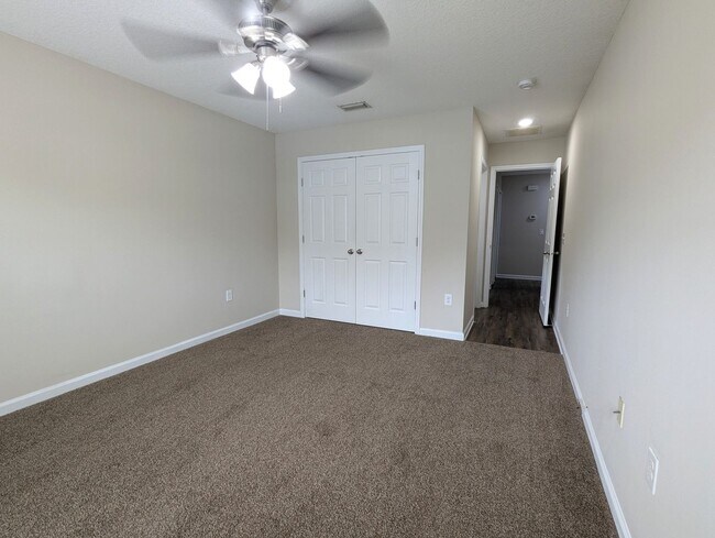 Building Photo - GREAT 3/2 Duplex READY FOR IMMEDIATE MOVE-...