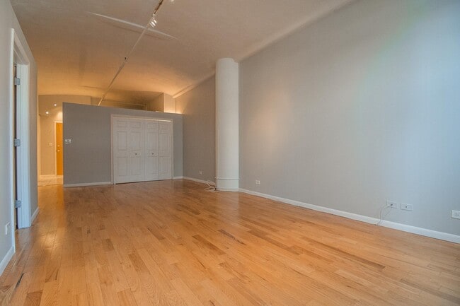 Building Photo - 801 S Wells St