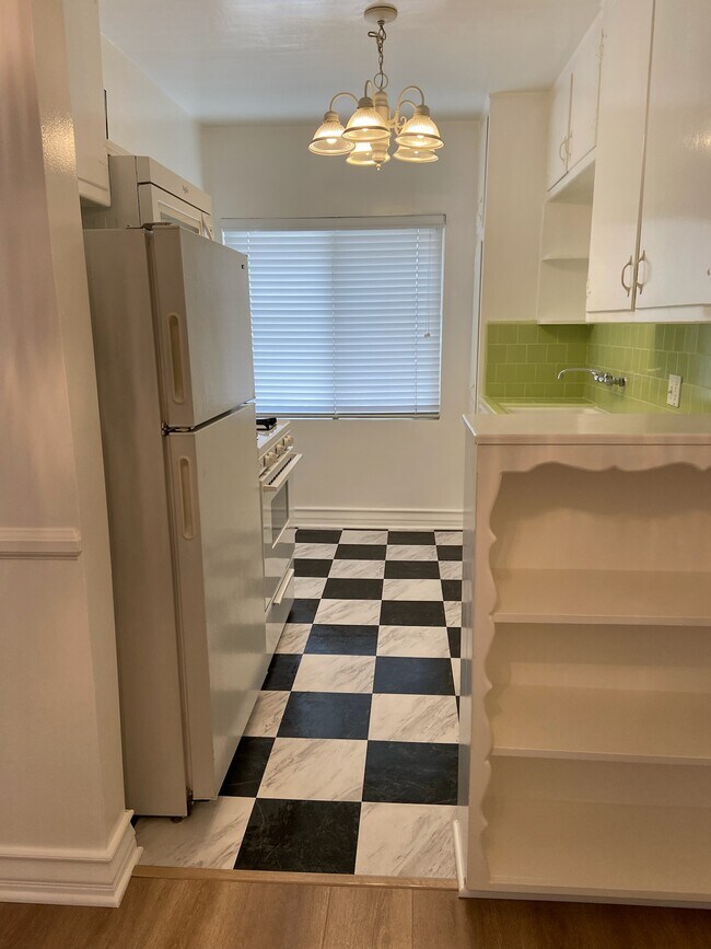 Cocina (estufa/refrigerador/microondas) - 200 S Madison Ave